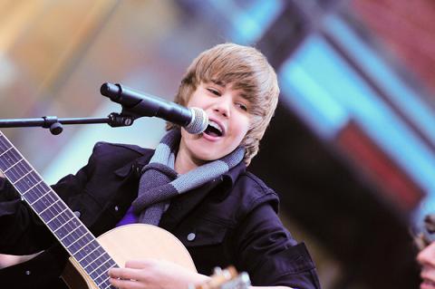 justin bieber guitar. Post Grad #18| JUSTIN BIEBER